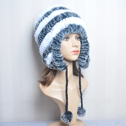 Cappello invernale da donna con copri orecchie. Eleganza in morbida pelliccia sintetica.