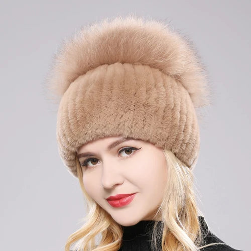 Cappello invernale da donna. Eleganza in morbida pelliccia sintetica stile “russo”.