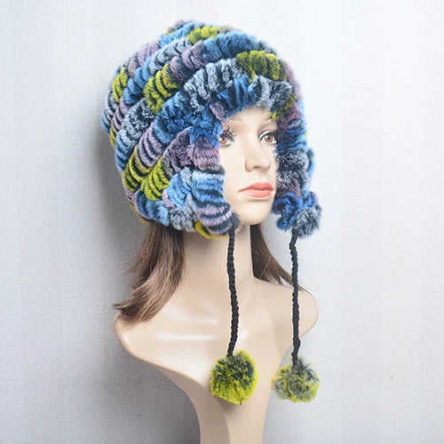 Cappello invernale da donna con copri orecchie. Eleganza in morbida pelliccia sintetica.