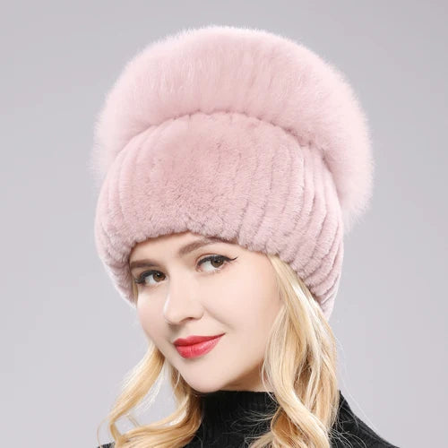 Cappello invernale da donna. Eleganza in morbida pelliccia sintetica stile “russo”.