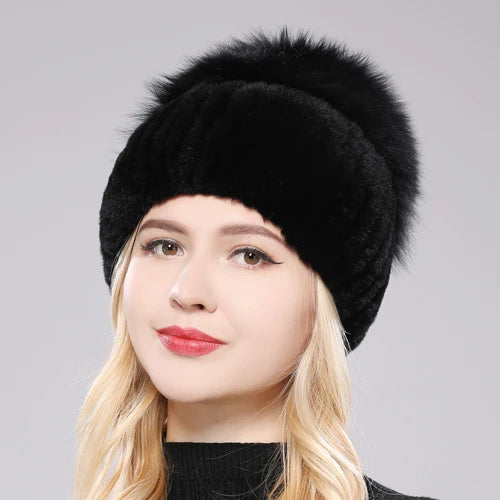Cappello invernale da donna. Eleganza in morbida pelliccia sintetica stile “russo”.