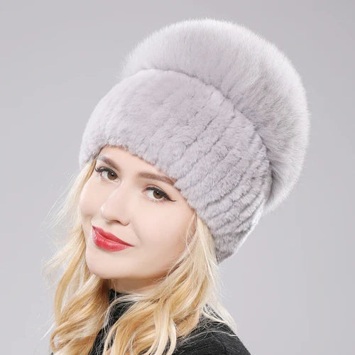 Cappello invernale da donna. Eleganza in morbida pelliccia sintetica stile “russo”.