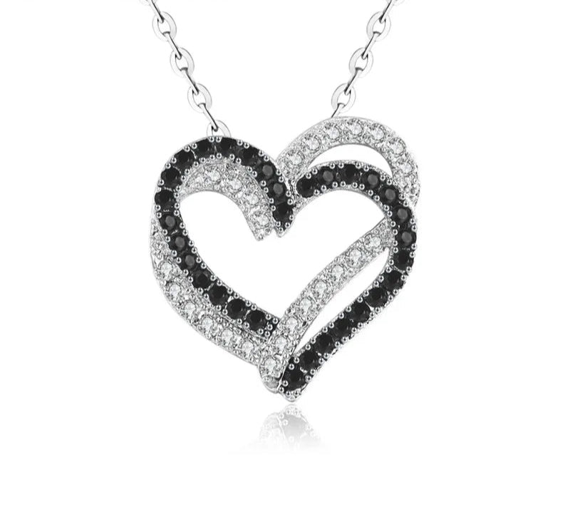 Collana girocollo a maglie in rame/lega di zinco con ciondolo a forma due cuori intrecciati.