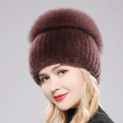 Cappello invernale da donna. Eleganza in morbida pelliccia sintetica stile “russo”.