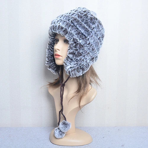 Cappello invernale da donna con copri orecchie. Eleganza in morbida pelliccia sintetica.