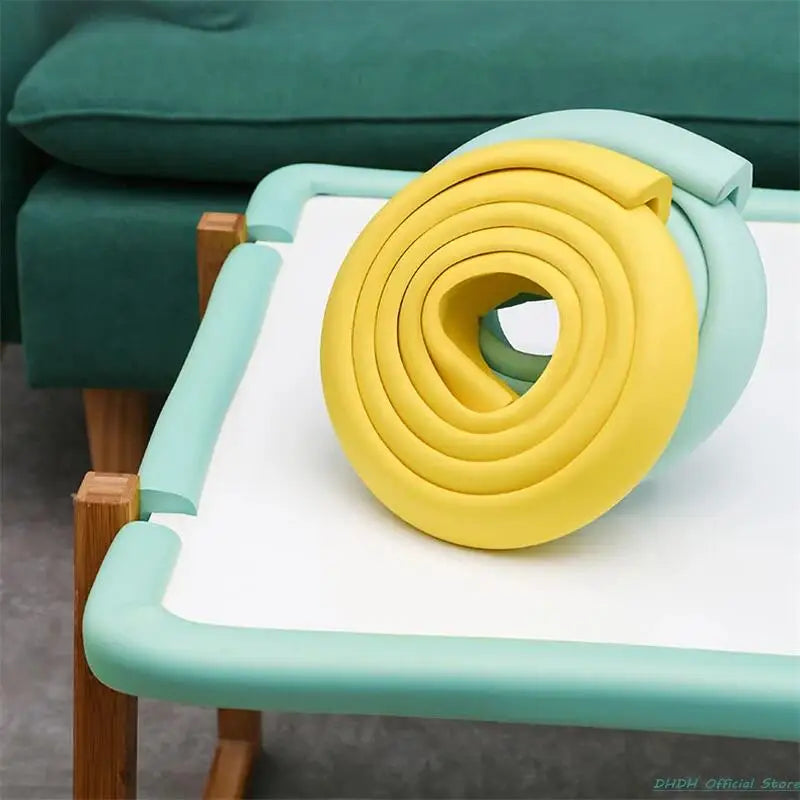 Striscia di protezione paraurti per bambini. In PVC colorata con nastro biadesivo. Extra spessa per la sicurezza dei bambini.