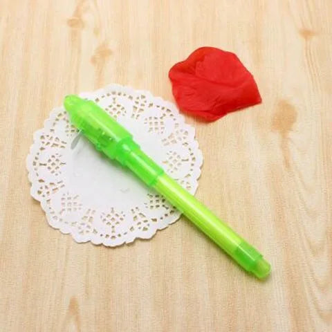 Penna Magica UV: 4 Colori di Inchiostro Invisibile che Appaiono con la Luce Luminosa UV Inclusa.