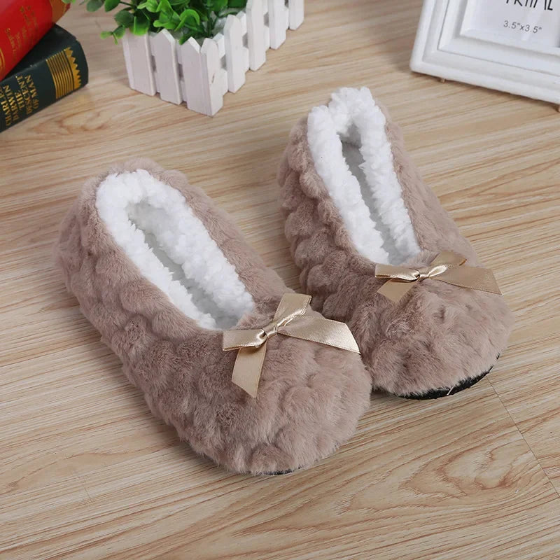 Pantofola da donna invernale. Pantofole dalla forma simpatica, morbide, calde, antiscivolo.
