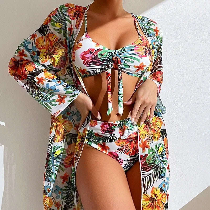 Costume Da Bagno Set 3 Pezzi: “Bichini con Vestaglia da Mare”. Vita Alta, Colori Vivaci e Linea Fresca e Moderna per Esaltare la Silhouette.