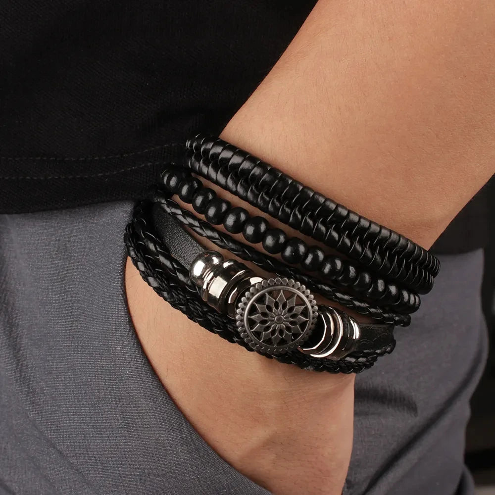 Bracciale in pelle e lega di zinco. Set 4 pezzi, misura regolabile da 26 a 31 cm.