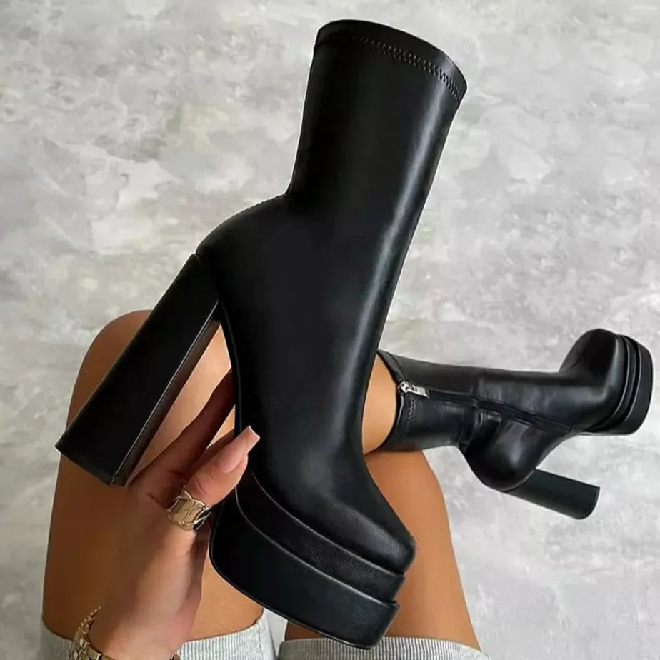 Stivaletto da donna autunno-inverno con plateau e tacco alto. Traspiranti, casual, leggeri. Comfort e stile: la scelta perfetta per ogni occasione.