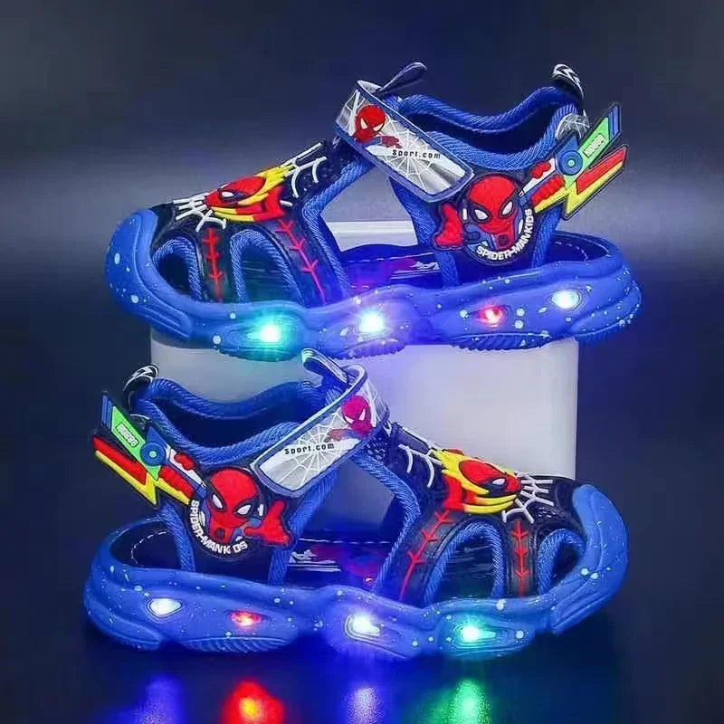Sandali estivi per bambino, immagini “Spider-Men” e led colorati. Antiscivolo e ideale per comfort, leggerezza e praticità.