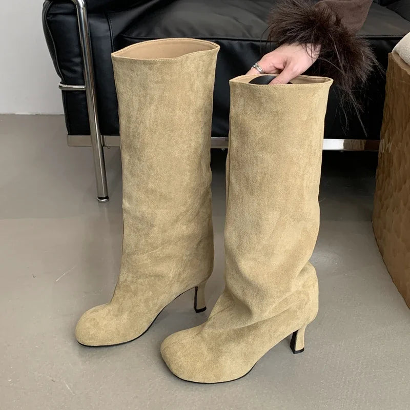 Stivali con Tacco Sottile e Plateau: Eleganza e Comfort per il Tuo Look.
