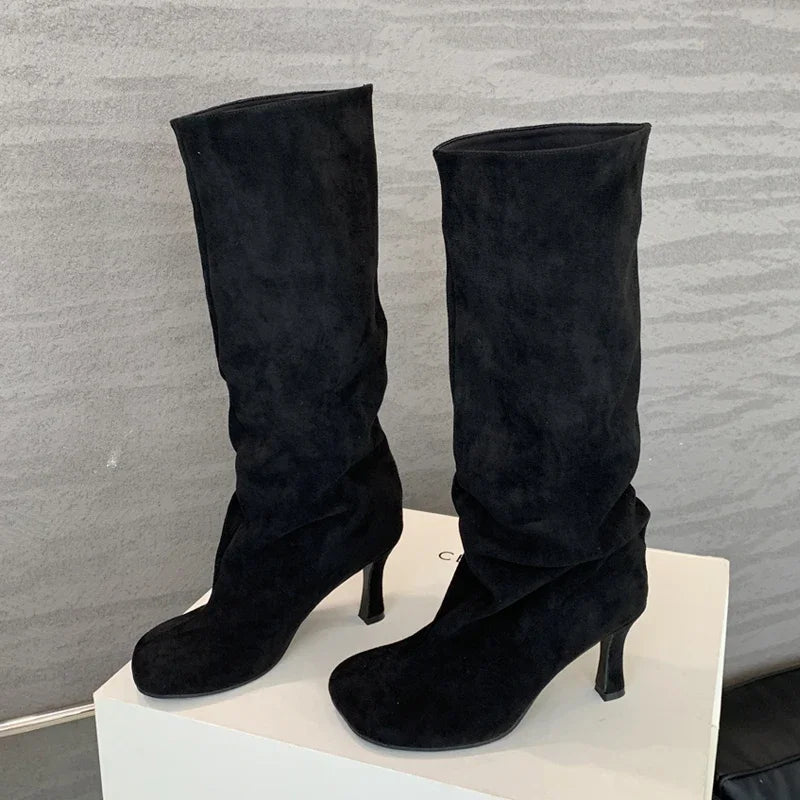 Stivali con Tacco Sottile e Plateau: Eleganza e Comfort per il Tuo Look.