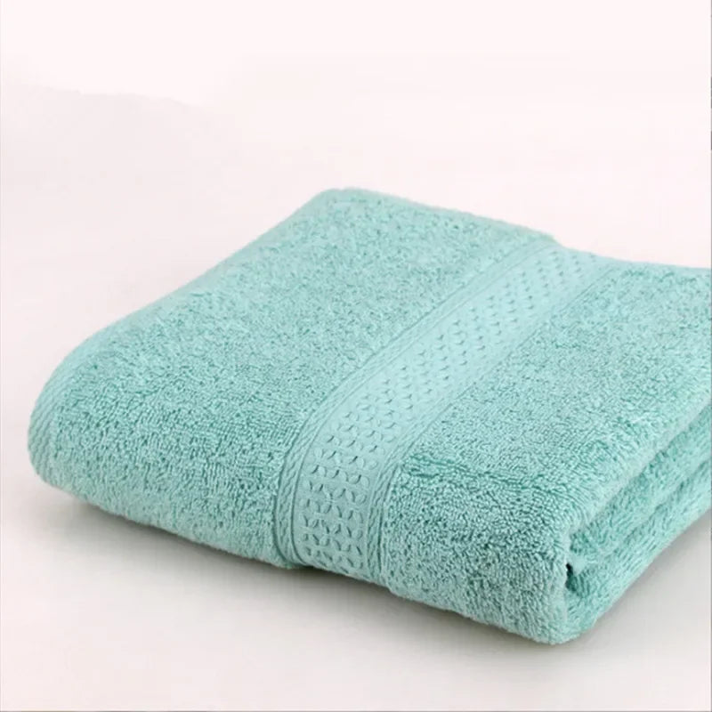 Asciugamano 100% cotone, tinta unita, 3 misure disponibili. Super assorbente e asciugatura rapida.