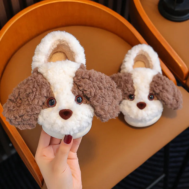 Pantofole in cotone a forma di cagnolino. Comode, in peluche con suola morbida antiscivolo.
