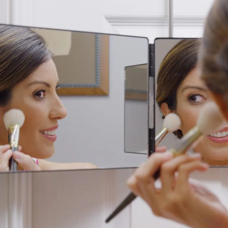 Specchio da trucco a 3 ante pieghevoli per visione a 360°. Con illuminazione a led ricaricabile.