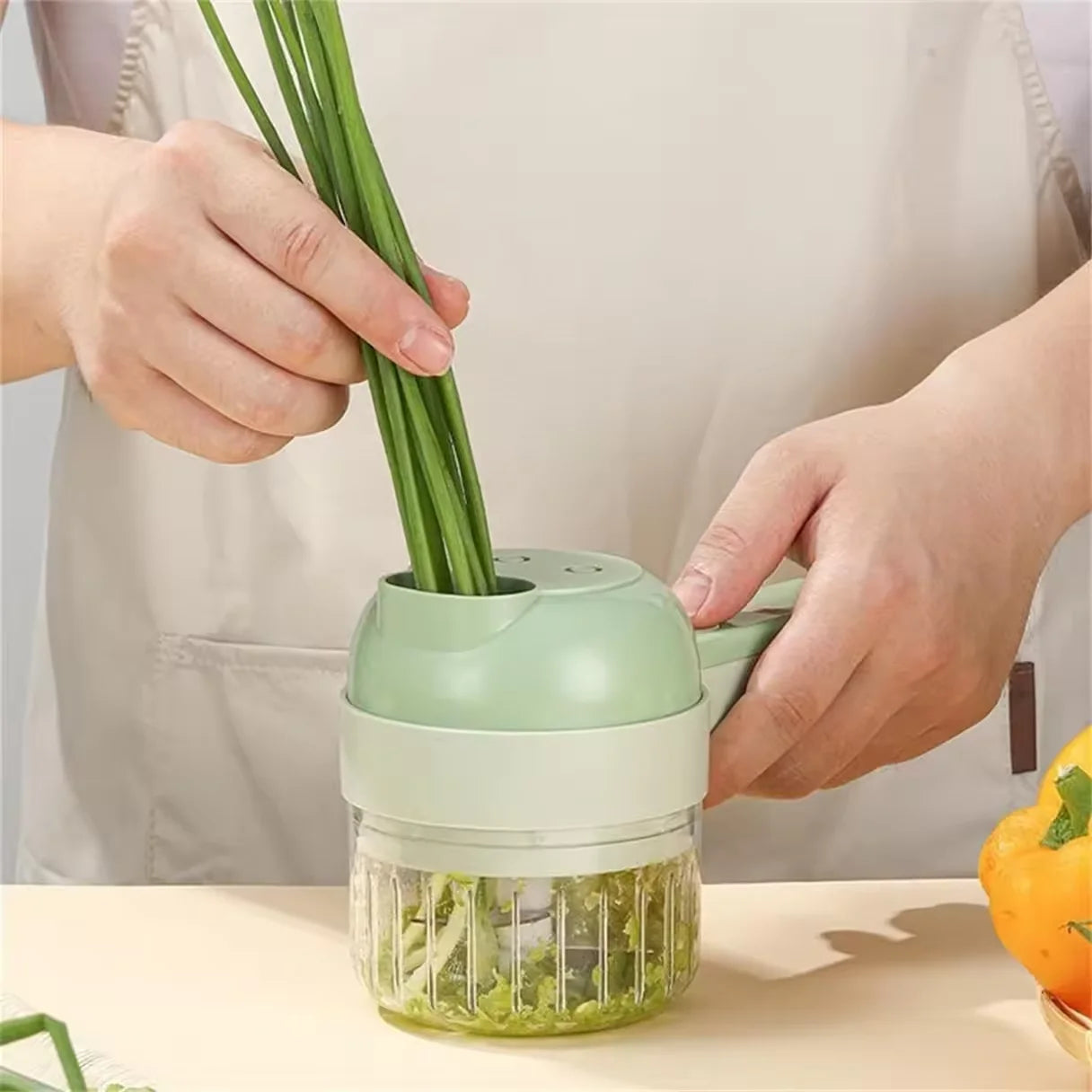 Mini Tritatutto 40W Portatile, Ricaricabile USB, Lama in Acciaio Inox, Foro Riempimento Veloce, Facile da Pulire – Per Aglio, Cipolla, Verdure e Carne. Con accessori.