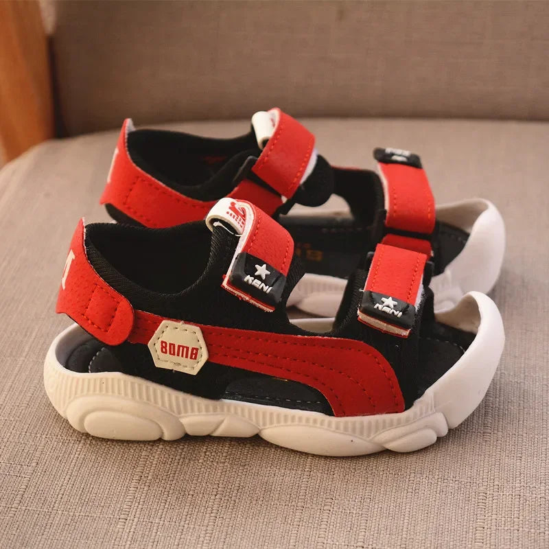 Sandali estivi per bambino/a con chiusura a strappo. Antiscivolo e ideali per comfort, leggerezza e praticità.