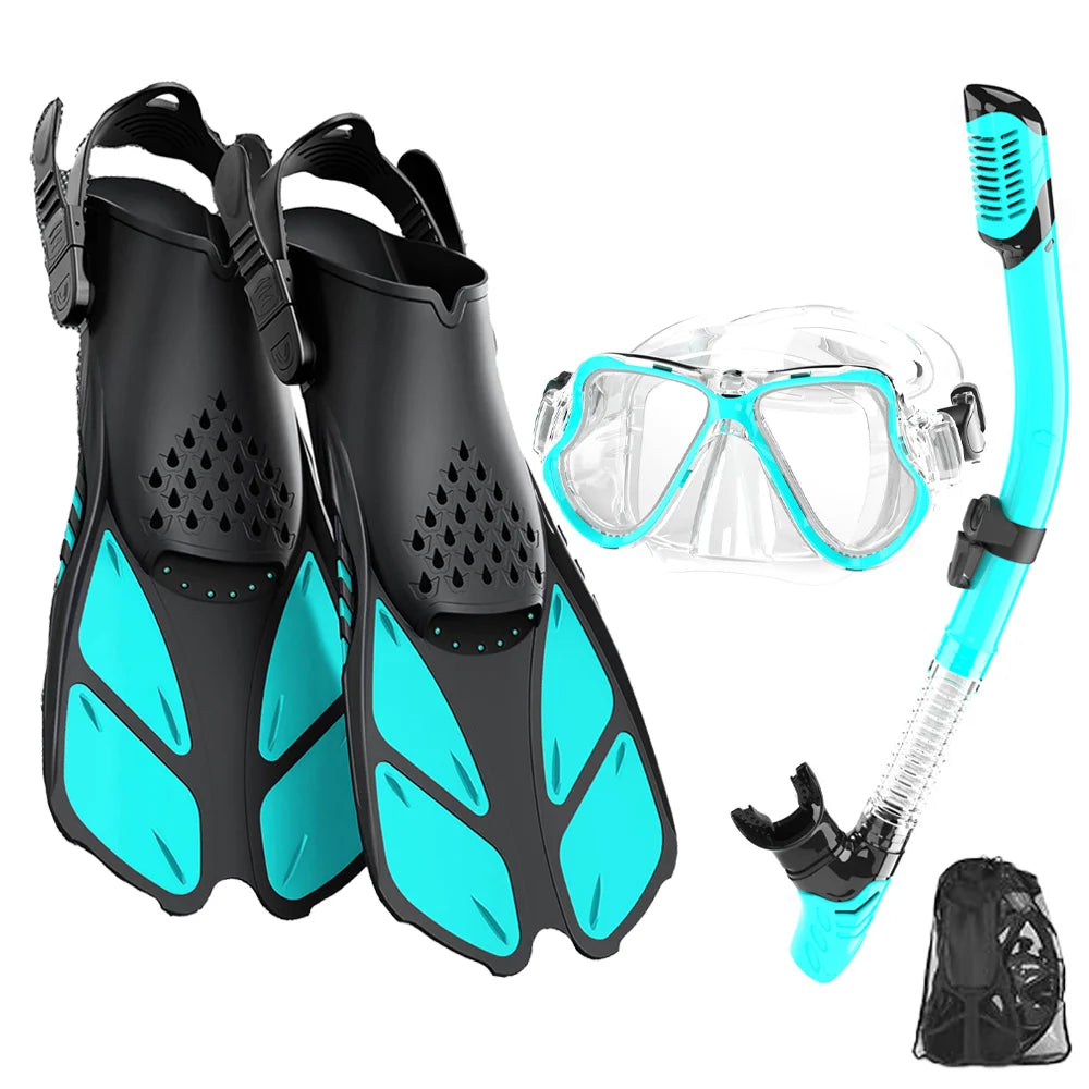Pinne da nuoto regolabili in gomma antiscivolo. Boccaglio con valvola, maschera anti-appannamento. Kit 3 pezzi più borsa.