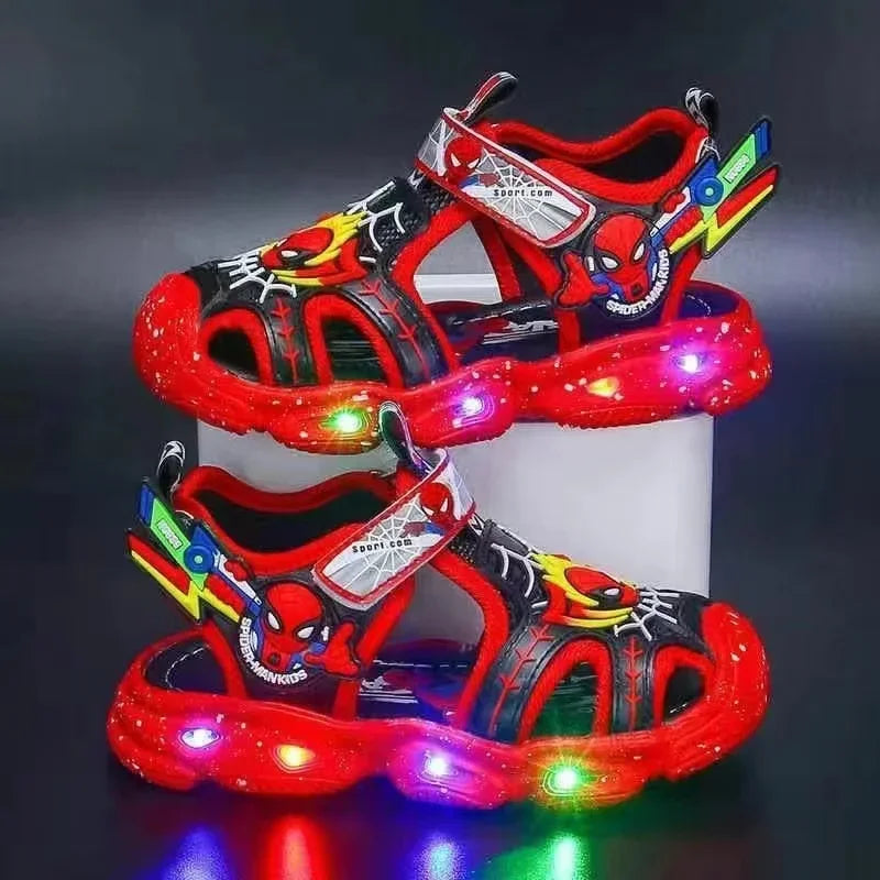 Sandali estivi per bambino, immagini “Spider-Men” e led colorati. Antiscivolo e ideale per comfort, leggerezza e praticità.