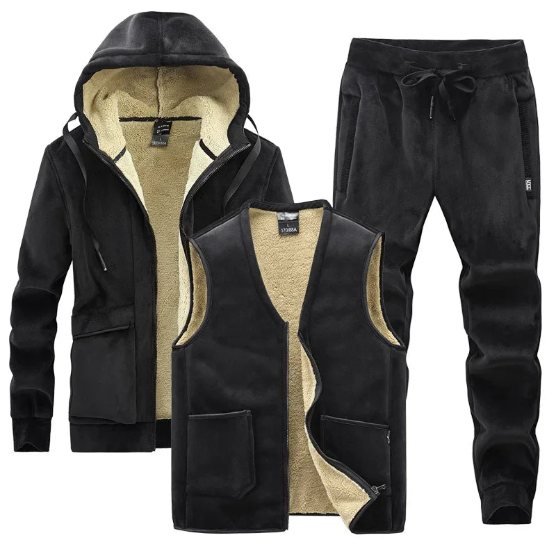 Tuta sportiva con imbottitura per autunno/inverno, completo tre pezzi: pantaloni e maglia con cappuccio e gilet. Colori a scelta, taglia dalla XS alla 4XL.