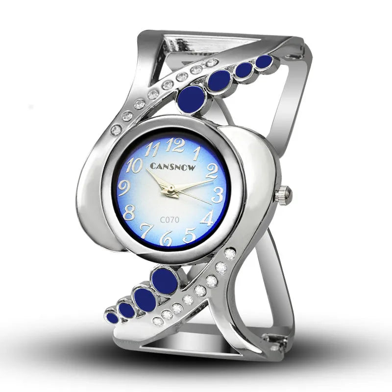 Bracciale con orologio al quarzo. Accessorio chic, elegante, alla moda, un dettaglio che fa la differenza.