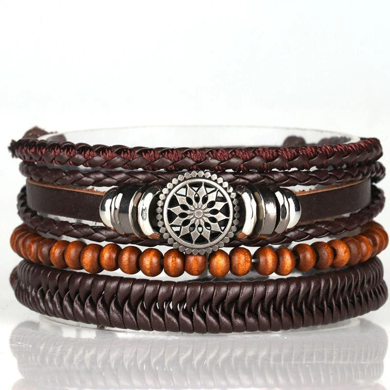 Bracciale in pelle e lega di zinco. Set 4 pezzi, misura regolabile da 26 a 31 cm.