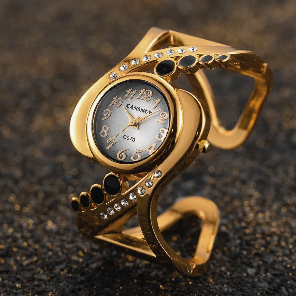 Bracciale con orologio al quarzo. Accessorio chic, elegante, alla moda, un dettaglio che fa la differenza.