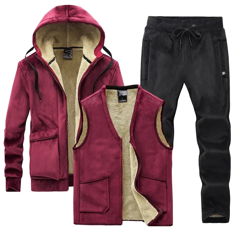 Tuta sportiva con imbottitura per autunno/inverno, completo tre pezzi: pantaloni e maglia con cappuccio e gilet. Colori a scelta, taglia dalla XS alla 4XL.