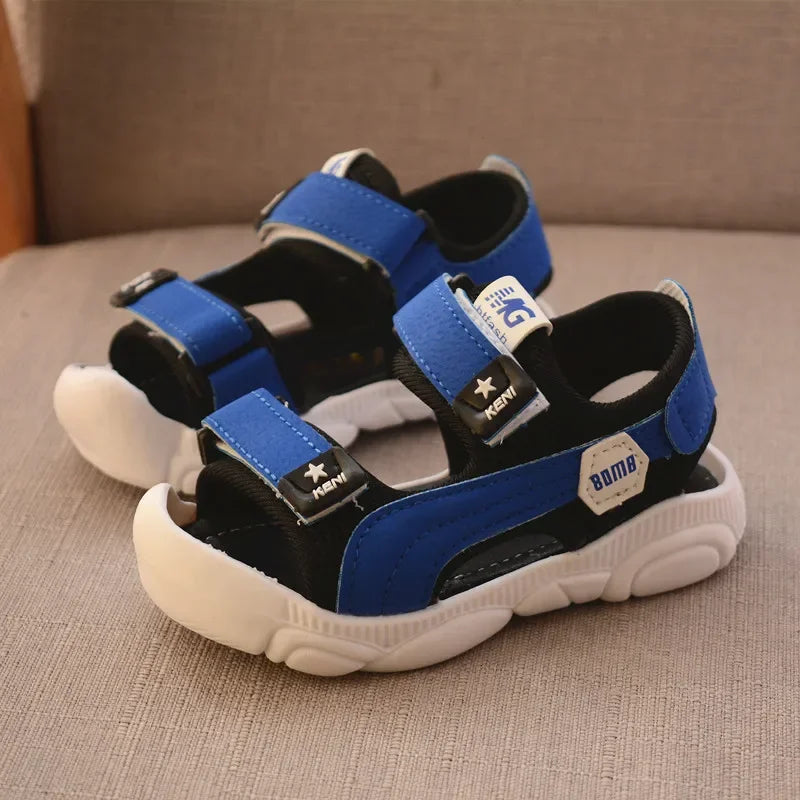 Sandali estivi per bambino/a con chiusura a strappo. Antiscivolo e ideali per comfort, leggerezza e praticità.