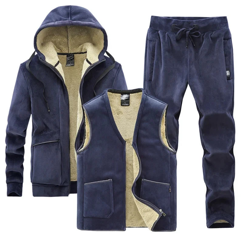 Tuta sportiva con imbottitura per autunno/inverno, completo tre pezzi: pantaloni e maglia con cappuccio e gilet. Colori a scelta, taglia dalla XS alla 4XL.