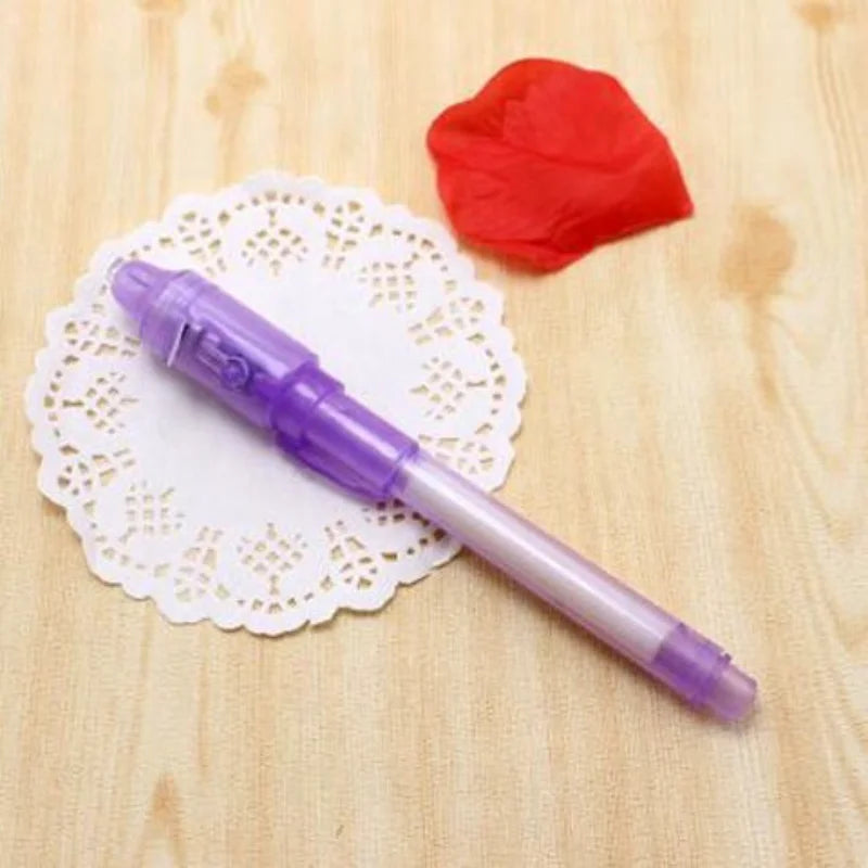 Penna Magica UV: 4 Colori di Inchiostro Invisibile che Appaiono con la Luce Luminosa UV Inclusa.