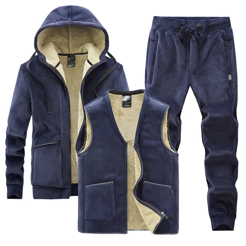 Tuta sportiva con imbottitura per autunno/inverno, completo tre pezzi: pantaloni e maglia con cappuccio e gilet. Colori a scelta, taglia dalla XS alla 4XL.