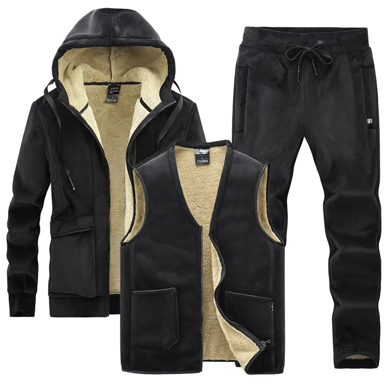 Tuta sportiva con imbottitura per autunno/inverno, completo tre pezzi: pantaloni e maglia con cappuccio e gilet. Colori a scelta, taglia dalla XS alla 4XL.