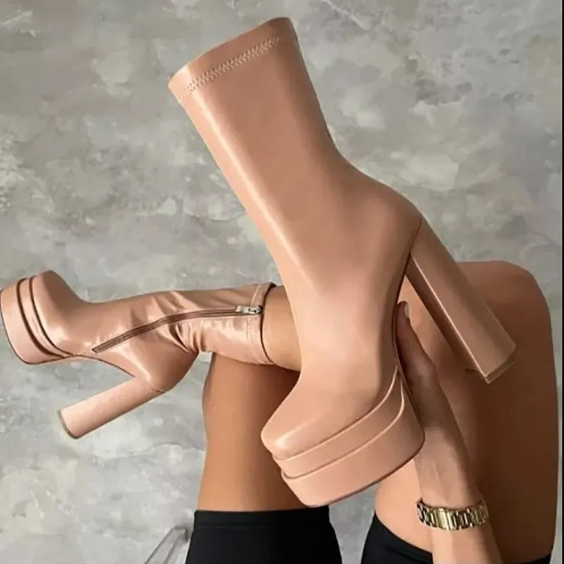Stivaletto da donna autunno-inverno con plateau e tacco alto. Traspiranti, casual, leggeri. Comfort e stile: la scelta perfetta per ogni occasione.