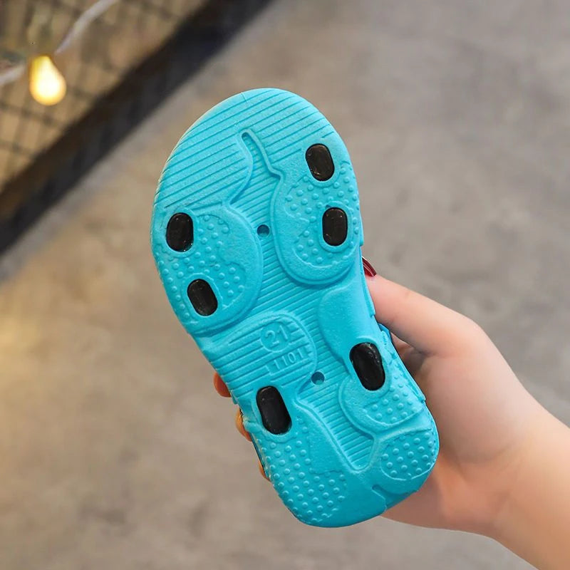 Sandali estivi per bambino. Antiscivolo e ideale per comfort, leggerezza e praticità.