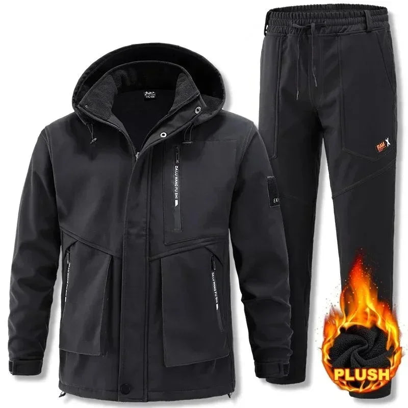 Tuta sportiva con imbottitura ispessita, impermeabile per inverno, completo due pezzi: pantaloni e maglia con cappuccio. Tre colori a scelta, taglia dalla XS alla 4XL.