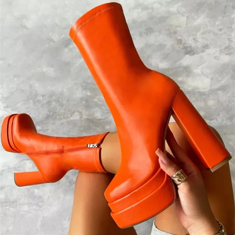 Stivaletto da donna autunno-inverno con plateau e tacco alto. Traspiranti, casual, leggeri. Comfort e stile: la scelta perfetta per ogni occasione.
