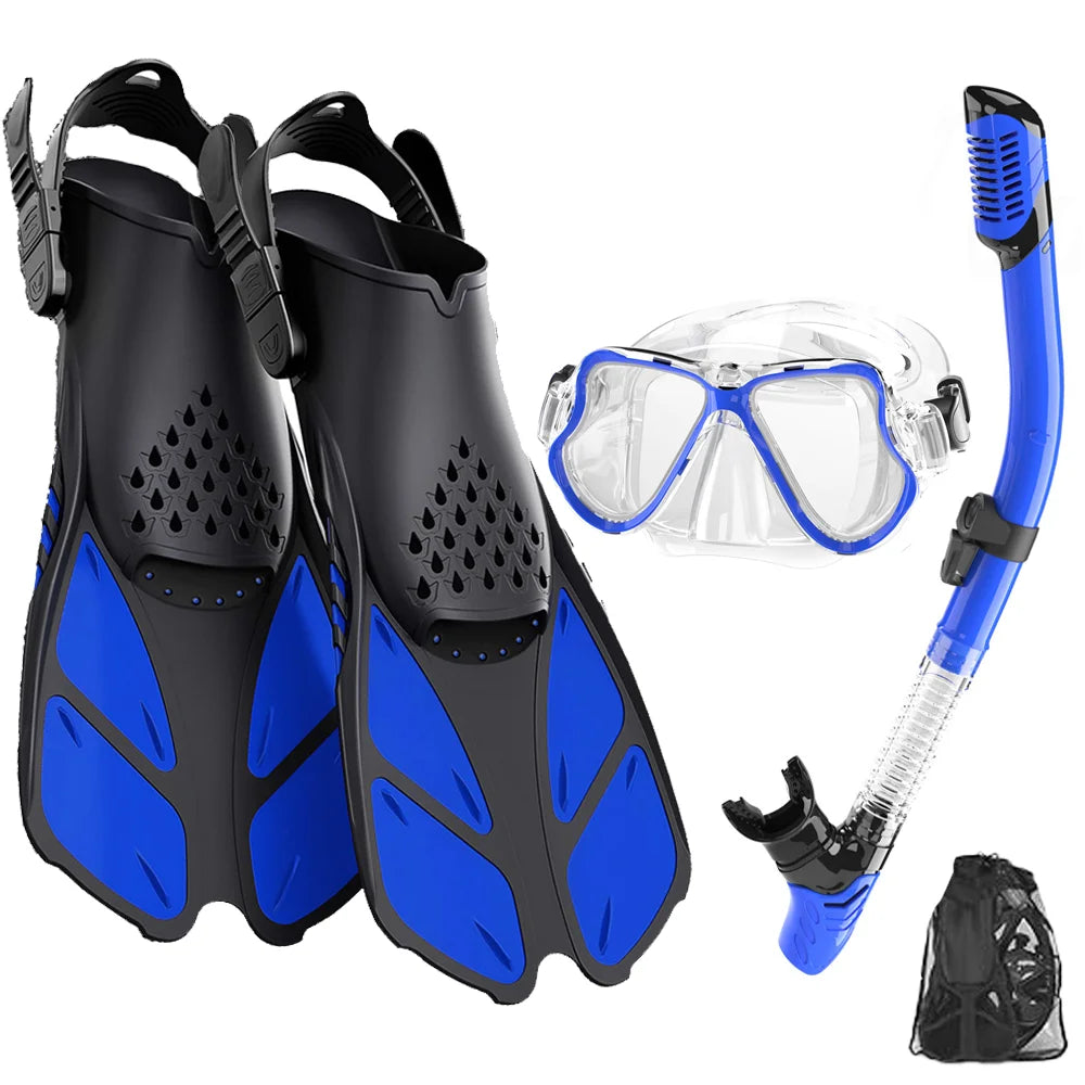 Pinne da nuoto regolabili in gomma antiscivolo. Boccaglio con valvola, maschera anti-appannamento. Kit 3 pezzi più borsa.