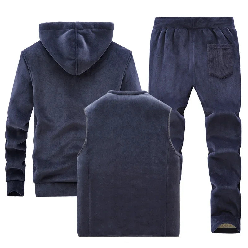 Tuta sportiva con imbottitura per autunno/inverno, completo tre pezzi: pantaloni e maglia con cappuccio e gilet. Colori a scelta, taglia dalla XS alla 4XL.