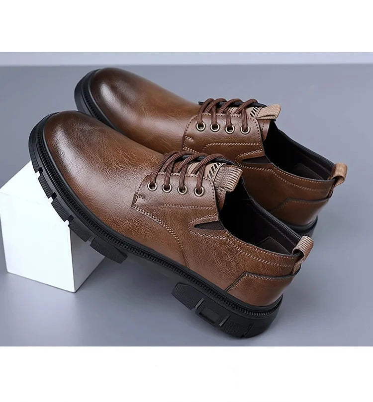 Scarpa da uomo, in pelle di alta qualità, impermeabile, traspirante, morbida e resistente.
