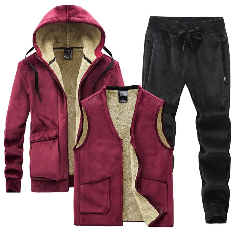 Tuta sportiva con imbottitura per autunno/inverno, completo tre pezzi: pantaloni e maglia con cappuccio e gilet. Colori a scelta, taglia dalla XS alla 4XL.