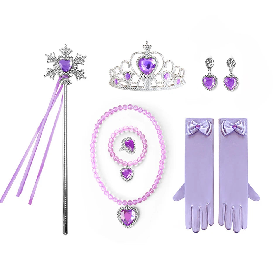 Carnevale, festa . Accessori per abito da principessa. Parrucca, corona, guanti ed altri accessori per outfit da principessa.