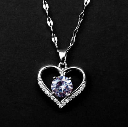 Collana girocollo a maglie in acciaio inossidabile con ciondolo: a forma di cuore e pietra al centro.