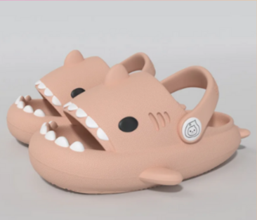 Ciabatte estive per bambini, a forma di “Squalo”. Antiscivolo e ideale per comfort, leggerezza e morbidezza.