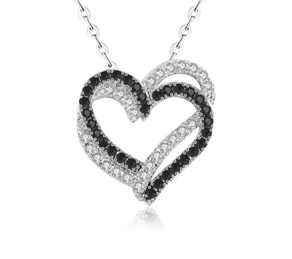 Collana girocollo a maglie in rame/lega di zinco con ciondolo a forma due cuori intrecciati.