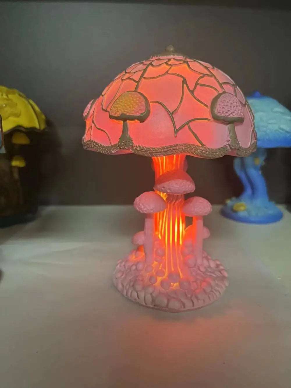 Lampada da tavolo creativa della serie di piante colorate in resina. Lampada colorata crea atmosfera a forma di fiore, fungo per camera da letto, salotto.