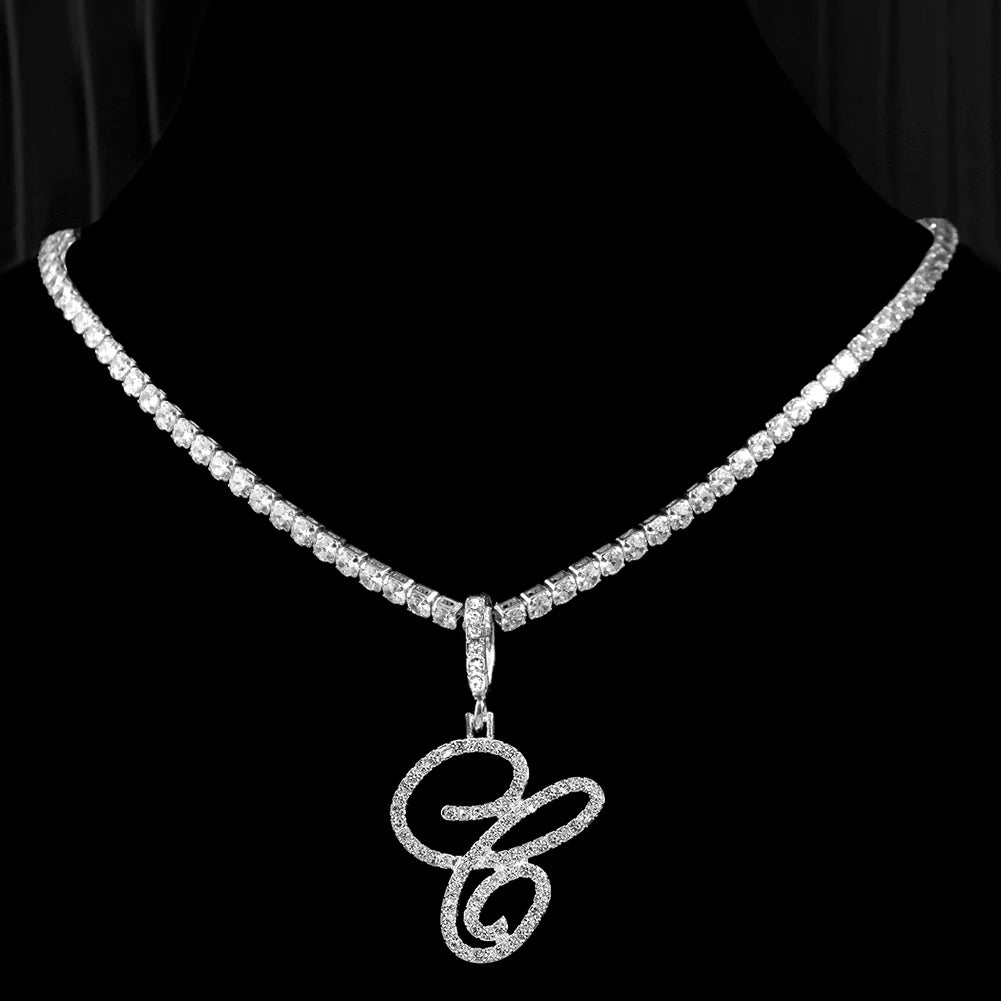 Collana girocollo a maglie in lega di zinco e ciondolo a forma di lettera alfabeto (a scelta).