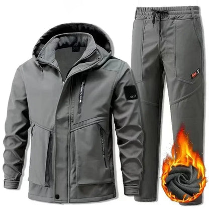 Tuta sportiva con imbottitura ispessita, impermeabile per inverno, completo due pezzi: pantaloni e maglia con cappuccio. Tre colori a scelta, taglia dalla XS alla 4XL.